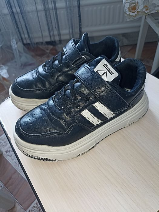 Продам кроссовки размер 33