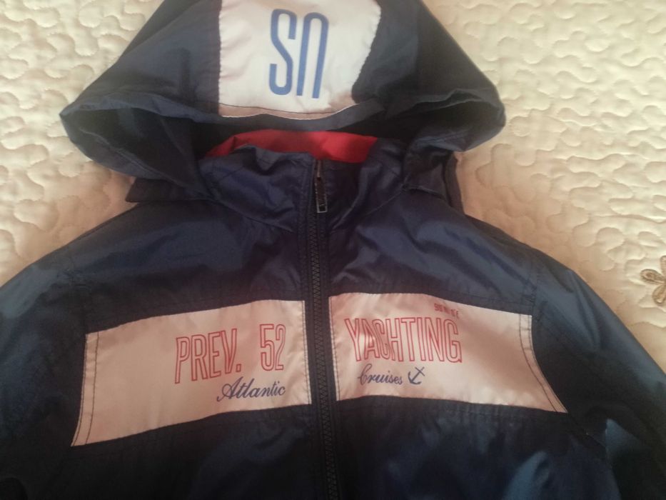 Продавам тъмно синьо детско марково яке за пролета и есента