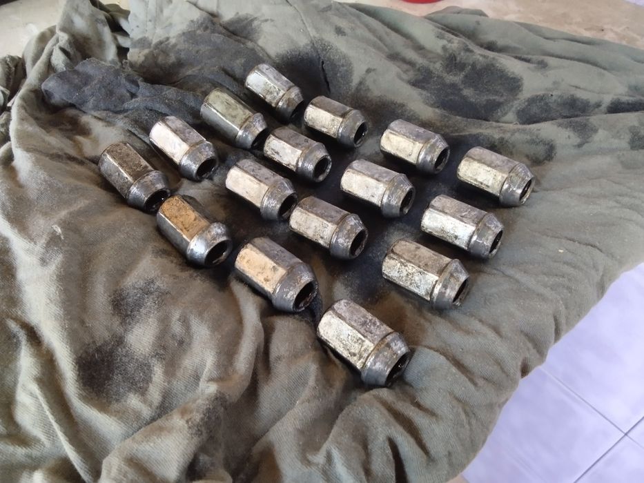 Пълен комплект оригинални болтове за ляти джанти ,на Форд до 2006 годи