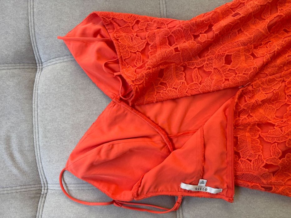 Рокля Guess в цвят корал