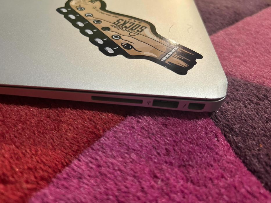 MacBook Air 13” Mid 2013 | i5 | 4GB RAM | 120GB SSD | Работи отлично