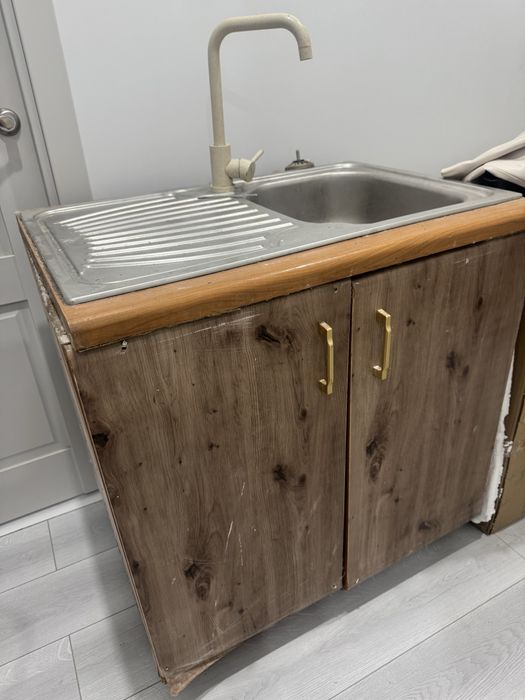 Продам кухонный шкафчик со смесителем