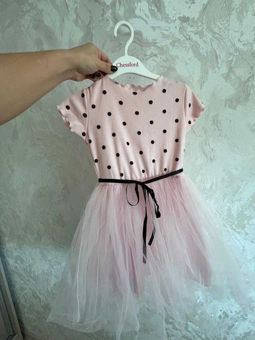 Продам нарядные платья для девочки