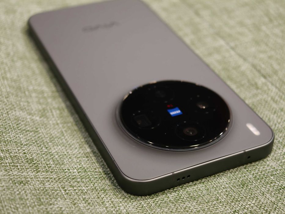 Нов Vivo X300 16/256 черен - 6.31"; Zeiss 200mpx + 50mpx + 50mpx; 6040mAh - 90W; Mediatek 9500