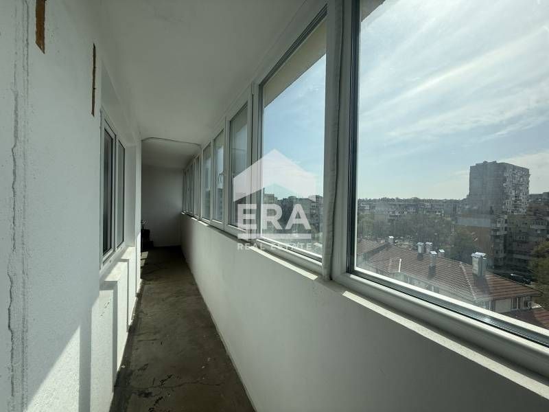 Просторен четиристаен апартамент в санирана жилищна сграда, ж.к. Родинa