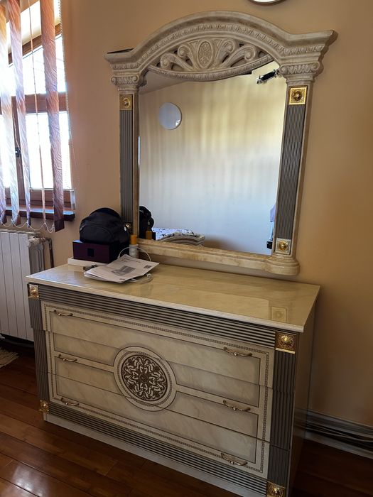 Dormitor de lux în stil clasic-pat,2 noptiere,comodă,oglindă,saltea