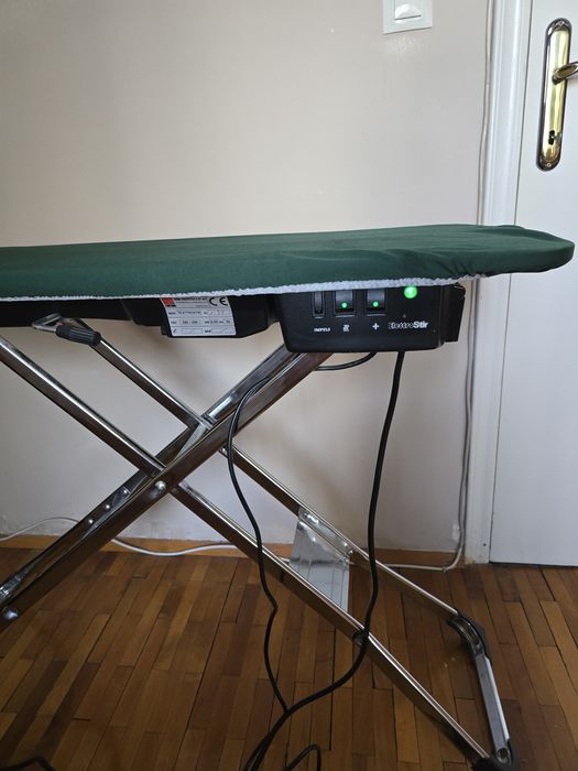 Маса за гладене комплект с ютия плюс екстри към масата.