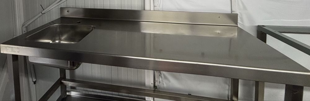 Doua mese inox , stare buna