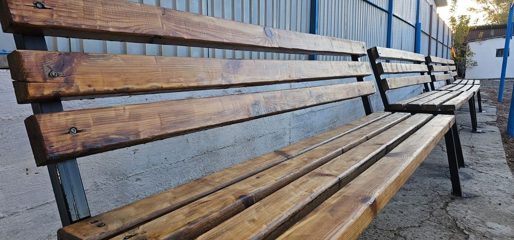 Скамейки, в отличном состоянии