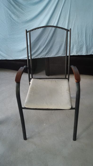 Продавам маса от ковано желязо с два стола