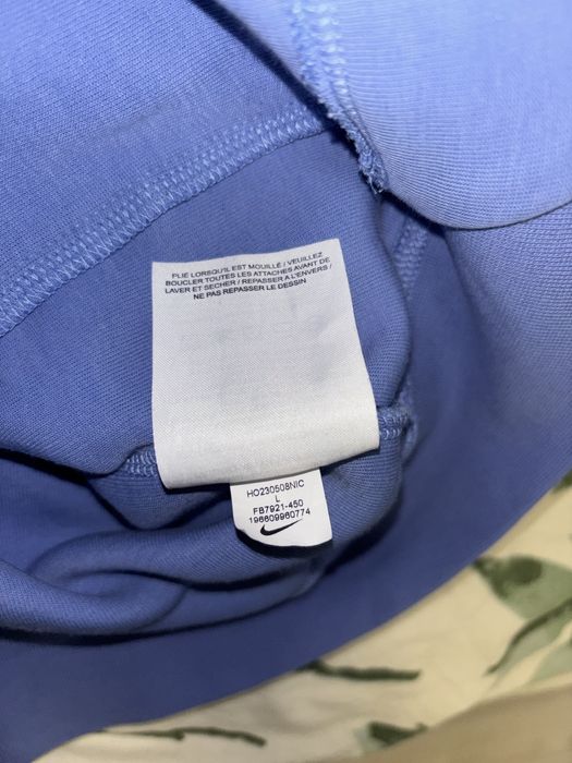 Продавам тъмно син tech fleece