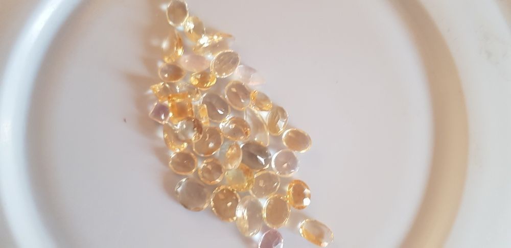 Натуральные камушки цитрина разных размеров