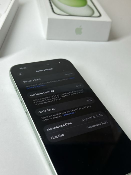 Iphone 15 green.