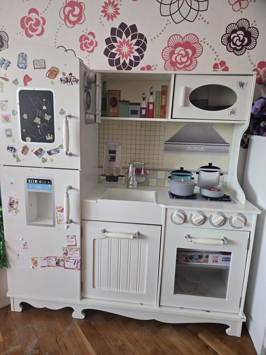 Детска масивна дървена кухня