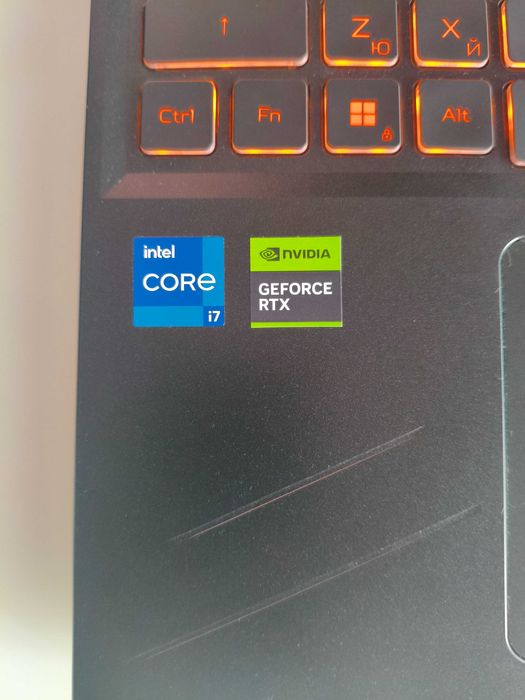 Продавам чисто нов лаптоп