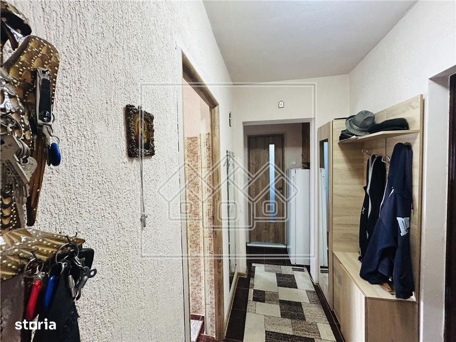 Ap decomandat, cu 2 camere, balcon, etaj intermediar - M. Viteazu