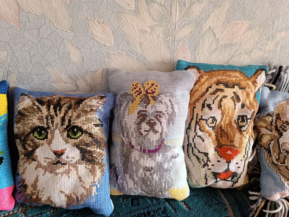 Вышитые подушечки