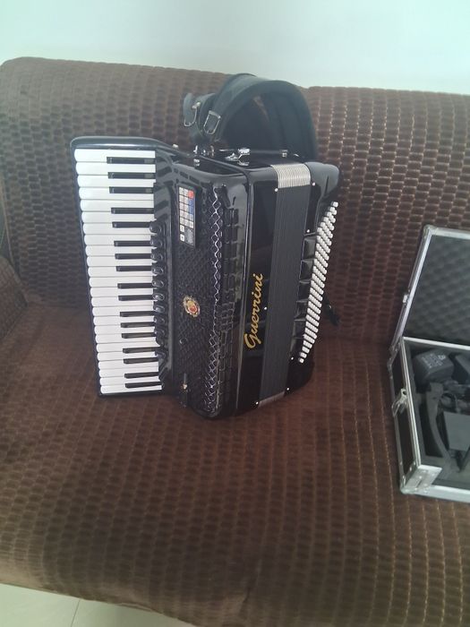 Vând acordeon Guerrini cu midii ,acordeon personal