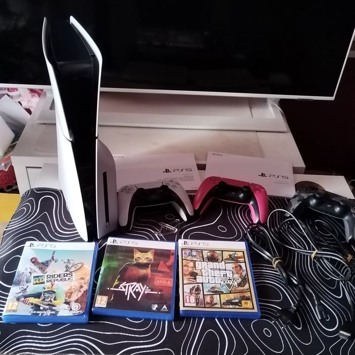 PlayStation 5 slim с три игри и три джойстика