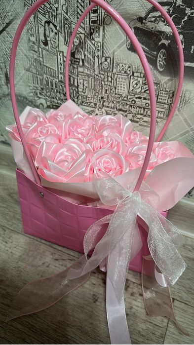 Розы из атласных лент