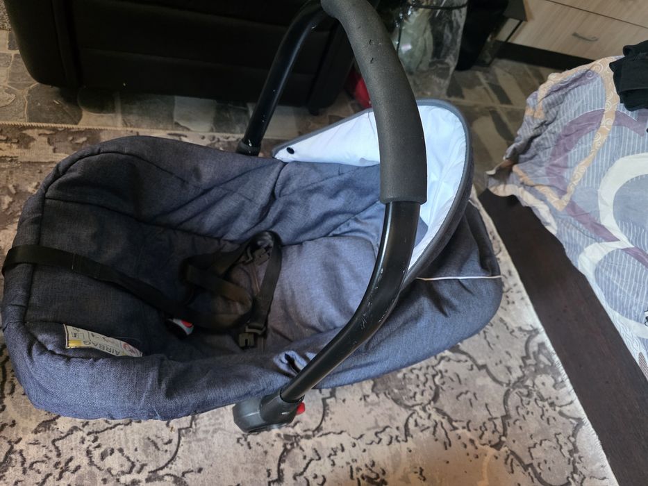 Продавам столче за кола