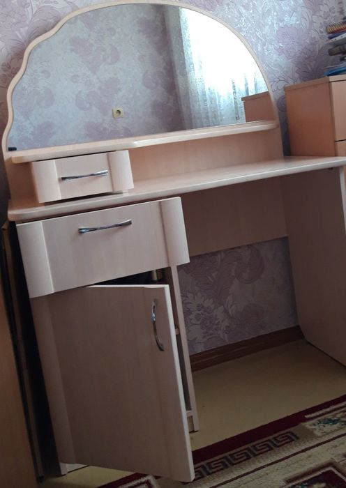 Столик туалетный