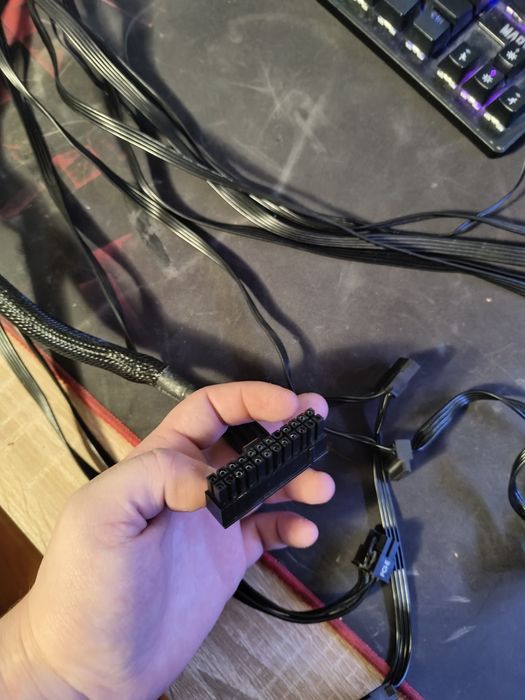 Vând sursa aqirys de 550W