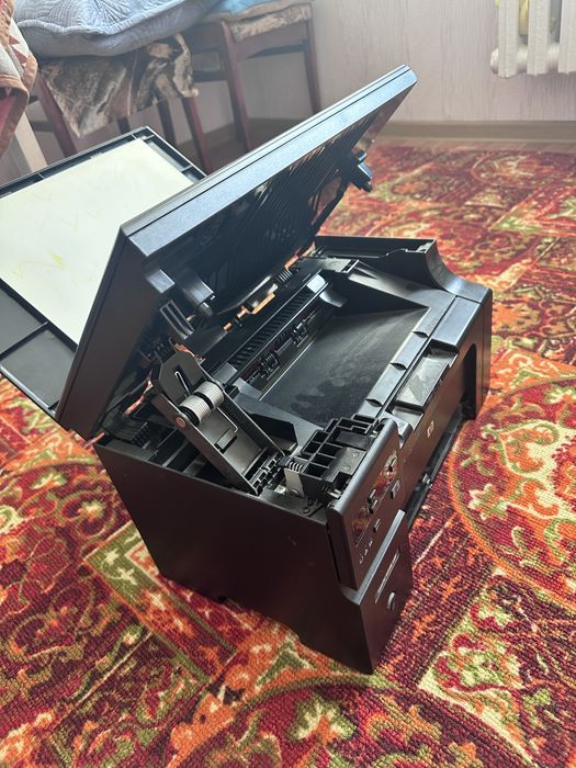 Принтер HP черно белое