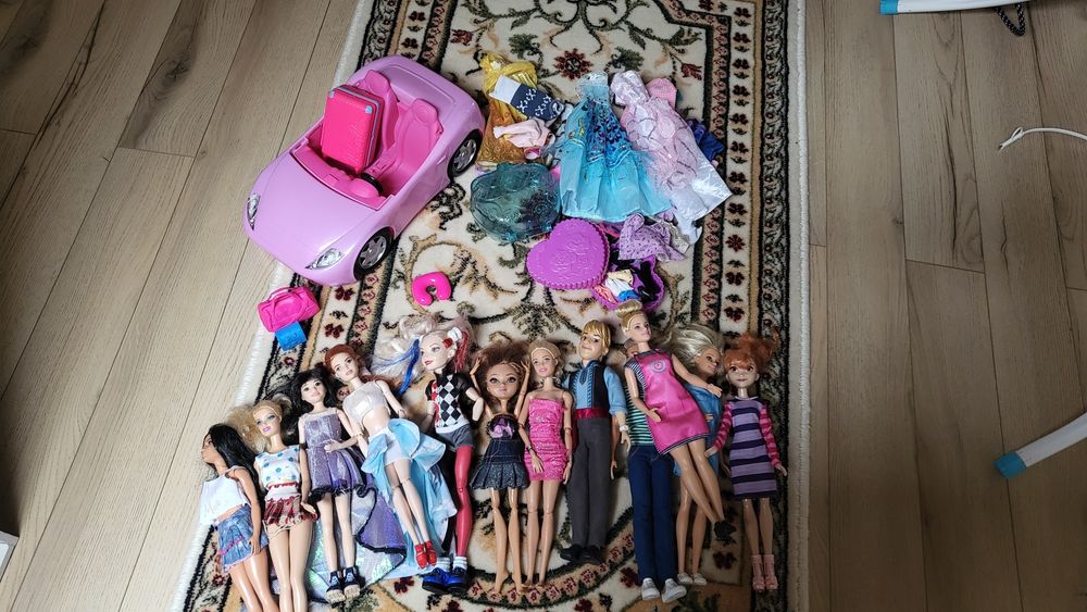 Set 12 păpuși( Barbie, Kent, Joker Girl etc.) cu accesorii, hăinuțe