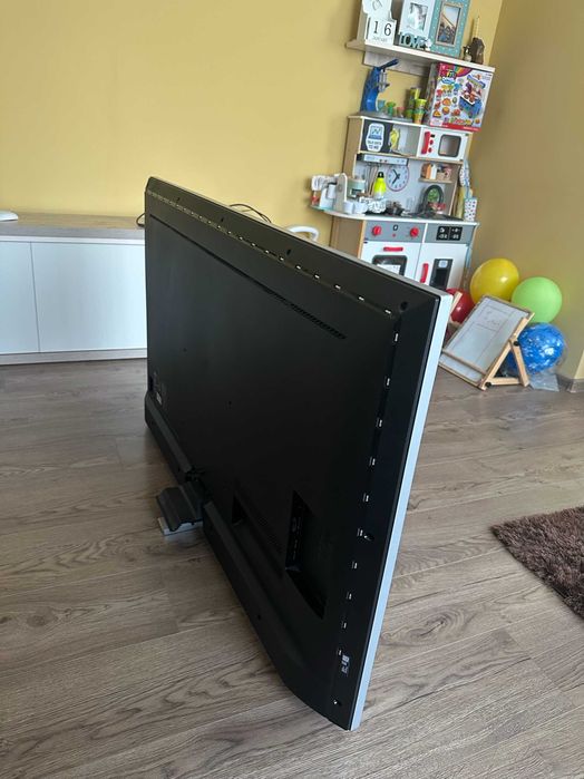 Продавам Philips 55PUS7304/12 – 55” 4K Ambilight с дефект в екрана