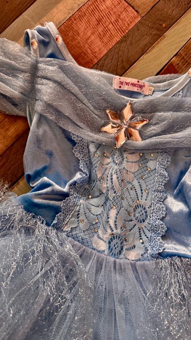 Vând rochie frumoasă de prințesă Elsa (Frozen) - mărime 130