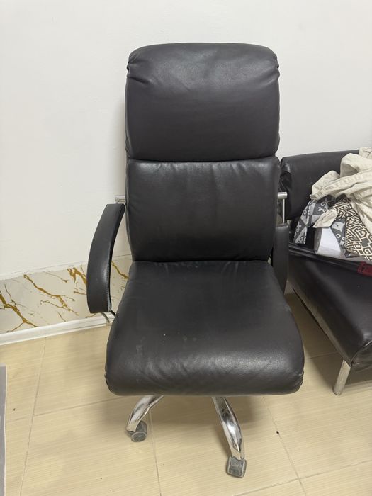 Кожанное кресло офисное