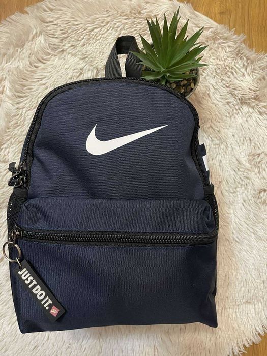 Нова раница Nike