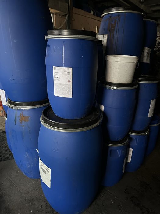 Пластиковые бочки и ведра