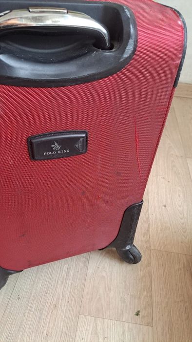 Красный чемодан портфель