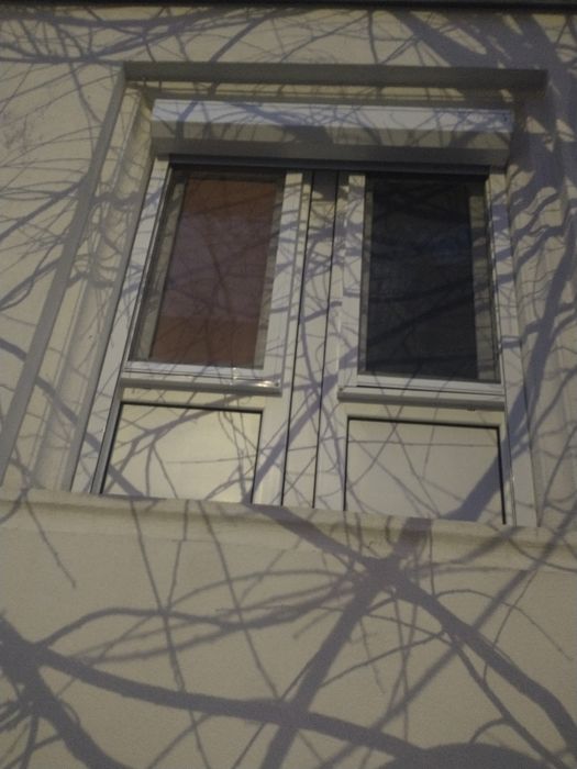 Тристаен тухлен апартамент Широк Център  на тиха улица.