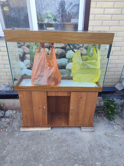 Продам аквариум на тумбочке