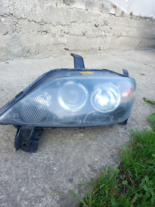 Vând far mazda 2 partea dreaptă față