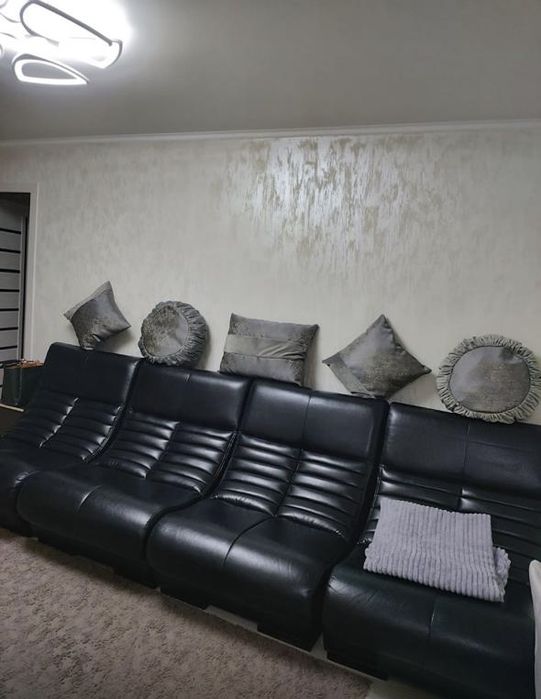 Продам кожанный черный диван