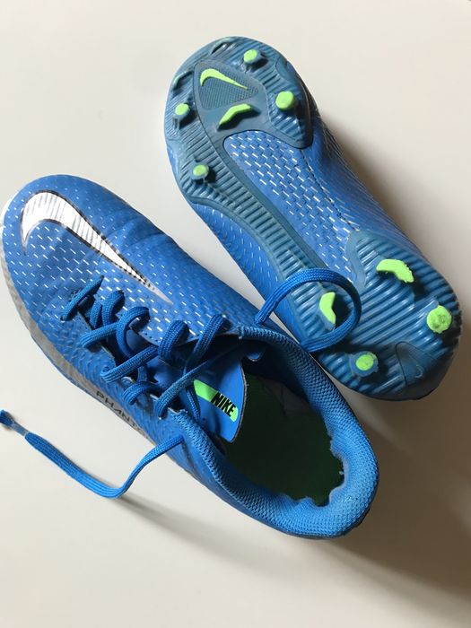 Футболни обувки.Дължината на обувката е 23,5см.