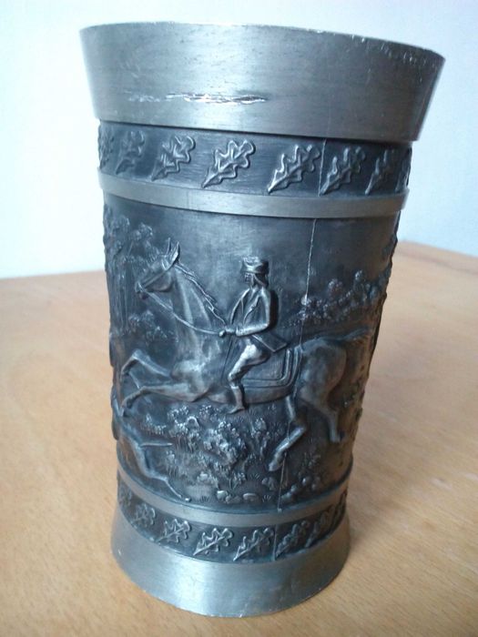 Чаша за вино с ловни мотиви