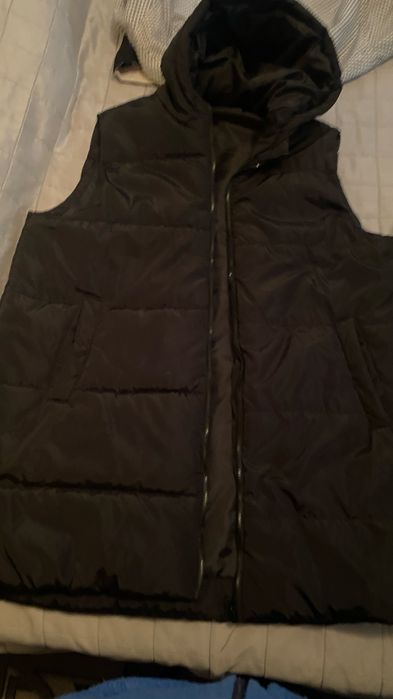 Продавам дамски елек с качулка, дебел, шушляк.