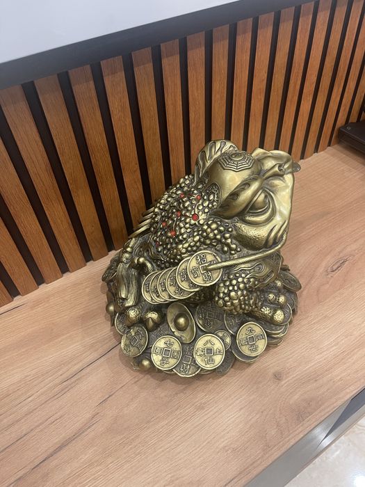 Продам статуэтку Денежная жаба на монетах