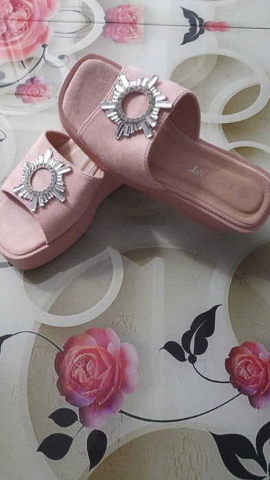 Vand papuci cu platforma