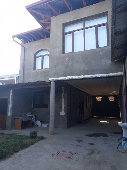 Кўкча Оқсой кўчада 2сотихли 5хона 2қават янги қурилган уй сотилади.