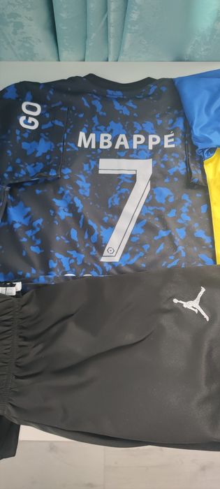 Футболни екипи и обувки