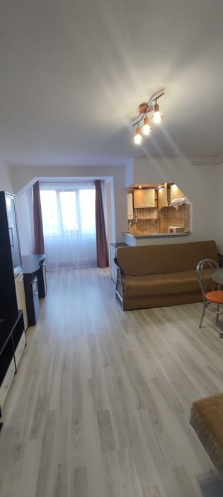 Dau in chirie garsoniera Bdul Republicii, nr. 1, blocul cu Farmacia HELENA