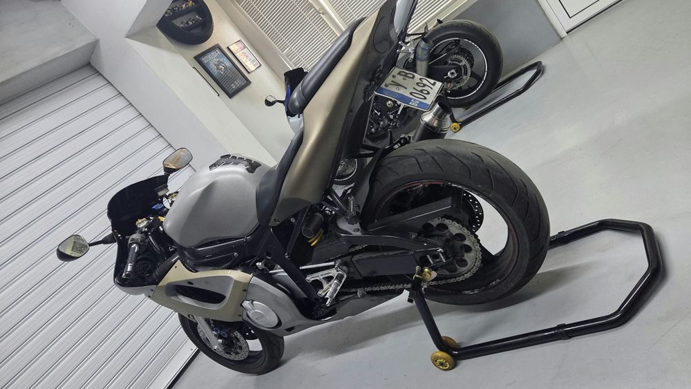 Yanaha YZF - R6.
