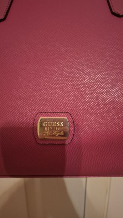Дамска чанта на GUESS