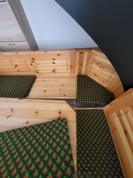 Set bucătărie colțar lemn masiv + masă + 2 scaune – impecabil